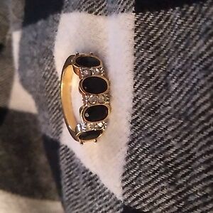 Vintage onyx clear crystal gold tone size 8 ring.